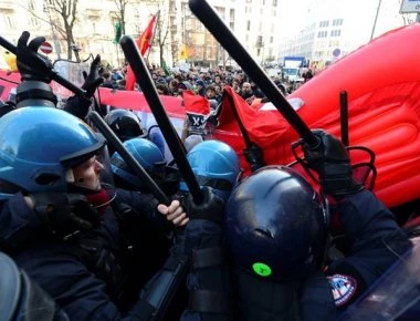 Ιταλία: Συγκρούσεις της αστυνομίας με ακροαριστερούς διαδηλωτές στο Μιλάνο
